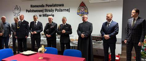 Zgromadzeni goście podczas uroczystości w Komendzie Powiatowej Państwowej Straży Pożarnej w Myszkowie