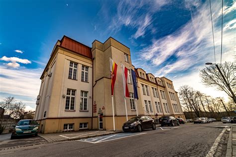Tematyczne zdjęcie budynku dawnej Emalii w Olkuszu z widocznym zadymieniem