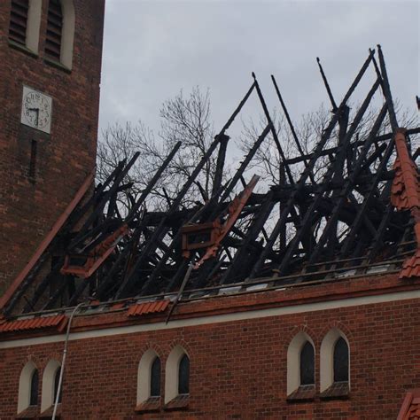 Zdjęcie płonącego lub zniszczonego dachu kościoła w Ciężkowie