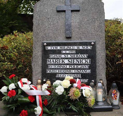 pamiątkowe zdjęcie starszego sierżanta Dariusza Chełkowskiego, symbolizujące pamięć o poległym funkcjonariuszu