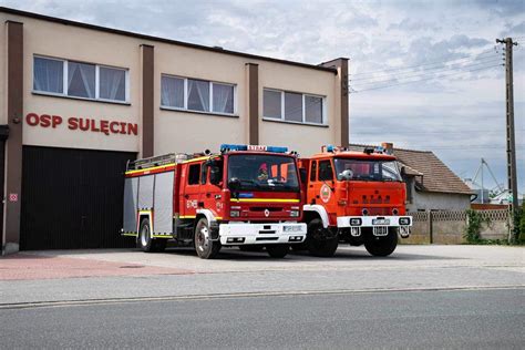 Ilustracja przedstawiająca budynek OSP Środa Wielkopolska z wozami strażackimi