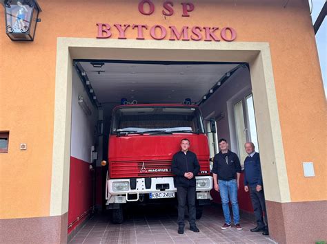 Fotografia starej, skromnej remizy OSP Bębło lub jej tymczasowej lokalizacji w blaszaku
