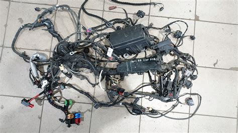 zdjęcie wnętrza komory silnika busa z widocznymi śladami pożaru