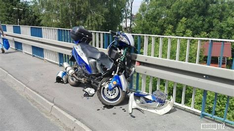 zdjęcie spalonego samochodu wraz z przyczepką i skuterem