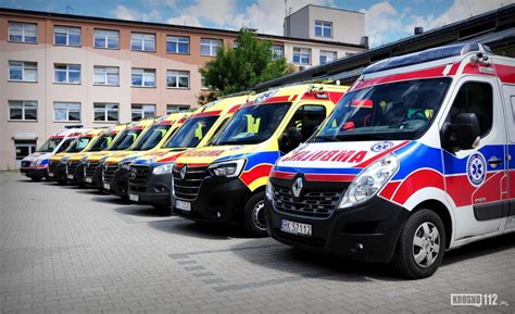Kolumna oznakowanych pojazdów humanitarnych, w tym karetek pogotowia i wozu strażackiego, jadąca przez Strefę Gazy