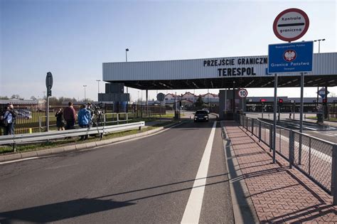 Zdjęcie przedstawiające zniszczoną Strefę Gazy lub przejście graniczne z ciężarówkami z pomocą humanitarną