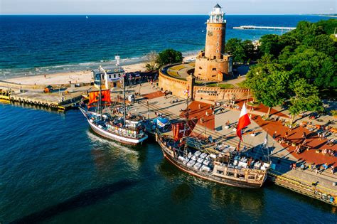 Zdjęcie kamienicy w Kołobrzegu z widocznym dachem lub strażaków w akcji przy kominie