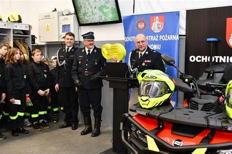 Zdjęcie drużyn strażackich w akcji podczas sztafety pożarniczej