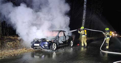 zdjęcie płonącego BMW w Rowach