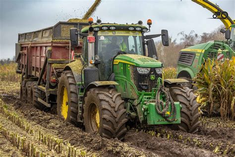 zdjęcie ciągnika John Deere 6R 250 w wersji wozu gaśniczego z beczkowozem