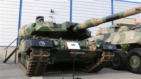 Infografika ukazująca rozmieszczenie systemów gaśniczych w przedziale załogi i silnika czołgu Leopard 2PL