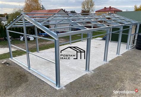 Porównanie hełmu bojowego (pełna skorupa) i technicznego (lekka konstrukcja wentylowana)