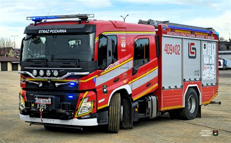 Widok nowego samochodu ratowniczo-gaśniczego Volvo FM430 dla OSP 