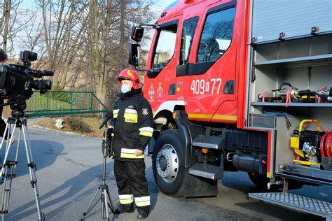 Schemat rozmieszczenia elementów sygnalizacji dźwiękowo-świetlnej na nowym wozie strażackim, ilustrujący jego zaawansowane systemy ostrzegania.