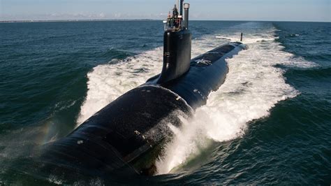 zdjęcie płonącego okrętu podwodnego w suchym doku (np. USS Miami lub Jekatierinburg)