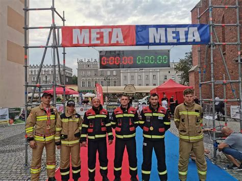 Thematic photo of firefighters competing in a two-event fire challenge (dwubój pożarniczy)