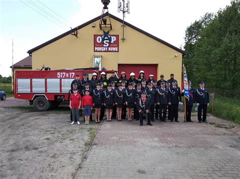 Zdjęcie: Strażacy OSP Poręby Nowe podczas ćwiczeń lub uroczystości związanej z KSRG