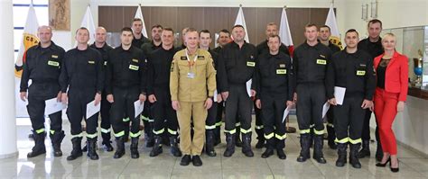 Zdjecie grupowe strażaków i organizatorów szkolenia w Kluczborku