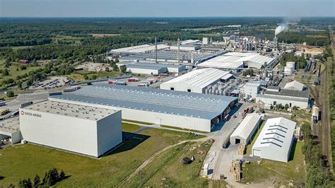 Widok na fabrykę Swiss Krono w Żarach z unoszącym się kłębem dymu nad zakładem.