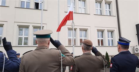 Uroczystość Dnia Strażaka, apel i wciągnięcie flagi na podnośnik strażacki