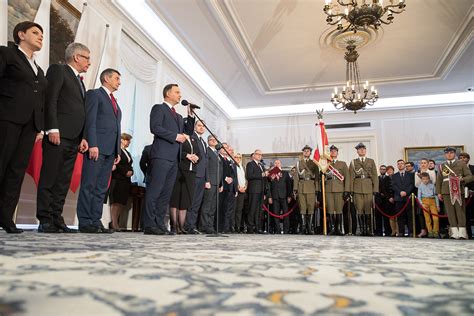 Sala wypełniona strażakami i gośćmi podczas uroczystości wręczenia odznaczeń