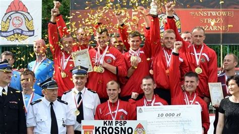 Drużyna strażaków w mundurach bojowych z odebranym pucharem za wicemistrzostwo