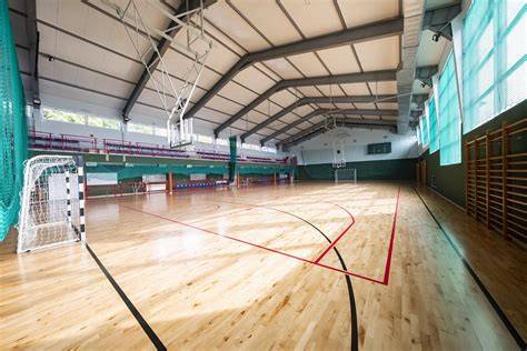 Fotografia hali sportowej po pożarze lub tematyczne zdjęcie badmintona