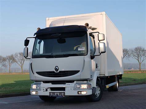 Renault Midlum 220.14 jako wóz strażacki podczas akcji