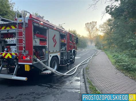 strażacy prowadzą prelekcję w szkole
