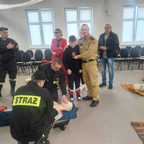 zdjęcie z treningu OSP, strażacy ćwiczą działania ratownicze