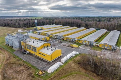 widok z lotu ptaka na płonący zakład przemysłowy, z którego unoszą się gęste kłęby dymu