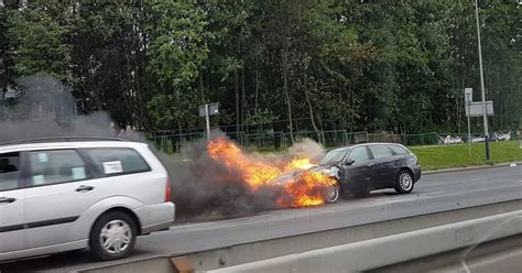 samochód w płomieniach na ulicy