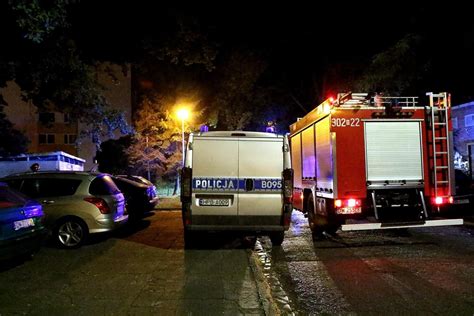 nocny pożar samochodu na tle zabudowań