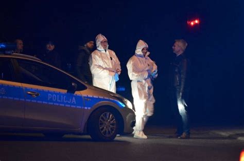 policjant wykonujący oględziny miejsca pożaru