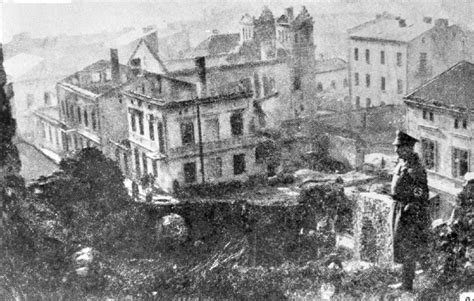 zdjęcie historyczne przedstawiające ruiny spalonej synagogi