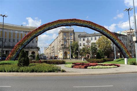 fotografia instalacji Tęcza w Warszawie po jednym z podpaleń, z widocznymi kwiatami i kartkami
