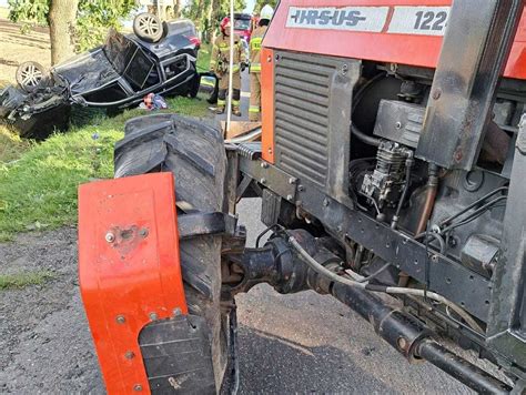 Zdjęcie wraku samochodu osobowego po zderzeniu z ciągnikiem rolniczym