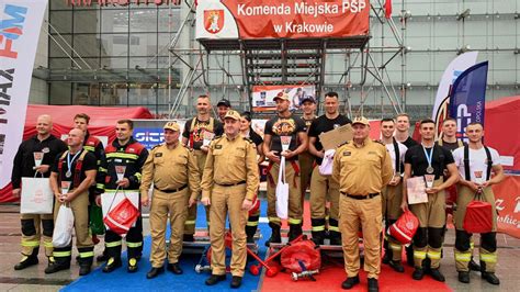 Grupa strażaków OSP podczas ćwiczeń lub zawodów sportowych
