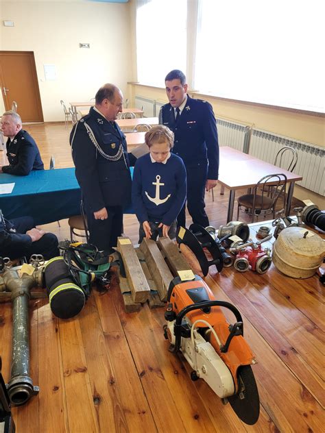 zdjęcie młodych strażaków z pucharem