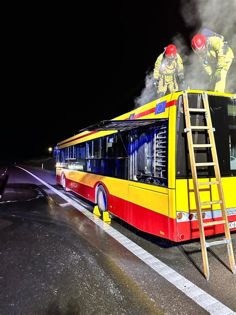 zdjęcie uszkodzonego autobusu z widocznymi śladami pożaru w komorze akumulatorów