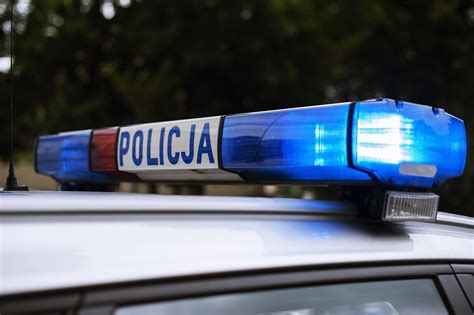 Tematyczne zdjęcie płonącego samochodu osobowego na drodze