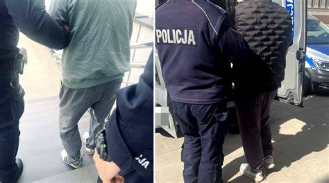 Policjanci zatrzymujący podejrzanych