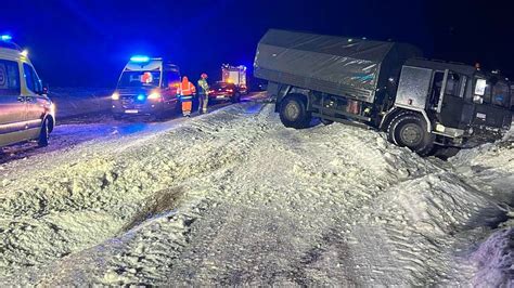 zdjęcie płonącej ciężarówki wojskowej lub akcji gaśniczej