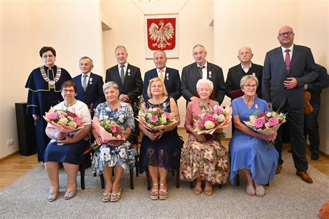 Zdjęcie pary jubilatów Jana i Janiny Wiktorowiczów podczas ceremonii Złotych Godów