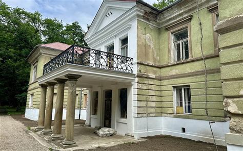 Zabytkowy dwór w Dzierążni przed i po pożarze
