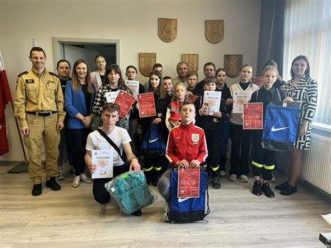 Zdjęcie grupowe dzieci uczestniczących w Turnieju Wiedzy Pożarniczej.