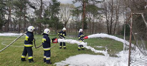 Tematyczne zdjęcie strażaków przy hydrancie podczas ćwiczeń