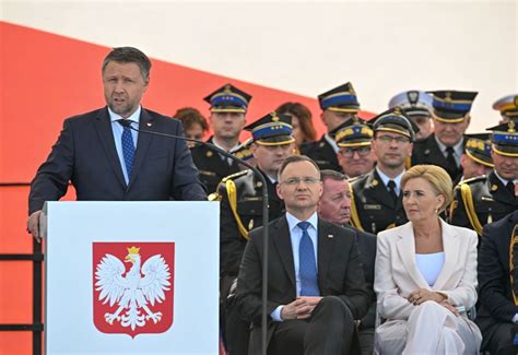 Zdjęcie Marcina Kierwińskiego podczas briefingu w Józefowie