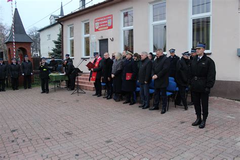 Zdjęcie przekazywanego samochodu dla OSP Miedzna Drewniana z uczestnikami uroczystości