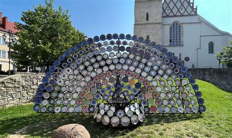 Instalacja artystyczna Magdy Fabiańczyk, symbolizująca dialog międzykulturowy.